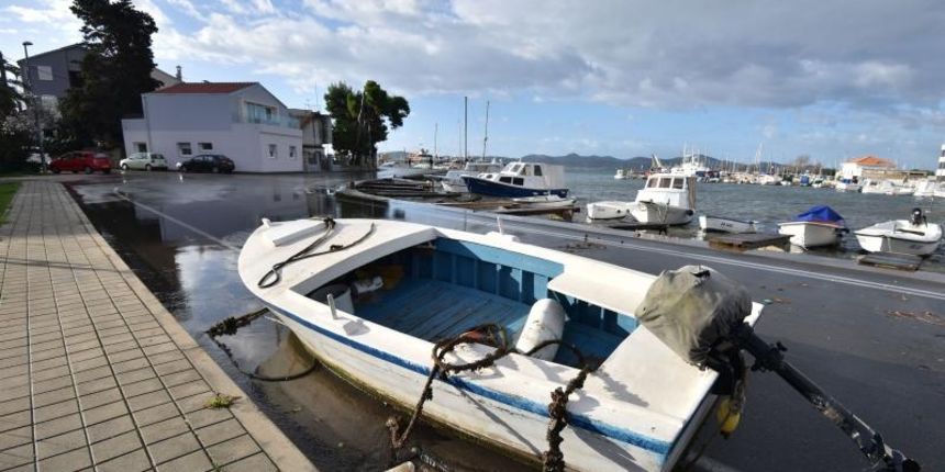Orkanski Lebić bacao barke po cesti. Foto: Dino Stanin/PIXSELL Orkanski Lebić bacao barke po cesti. Foto: Dino Stanin/PIXSELL