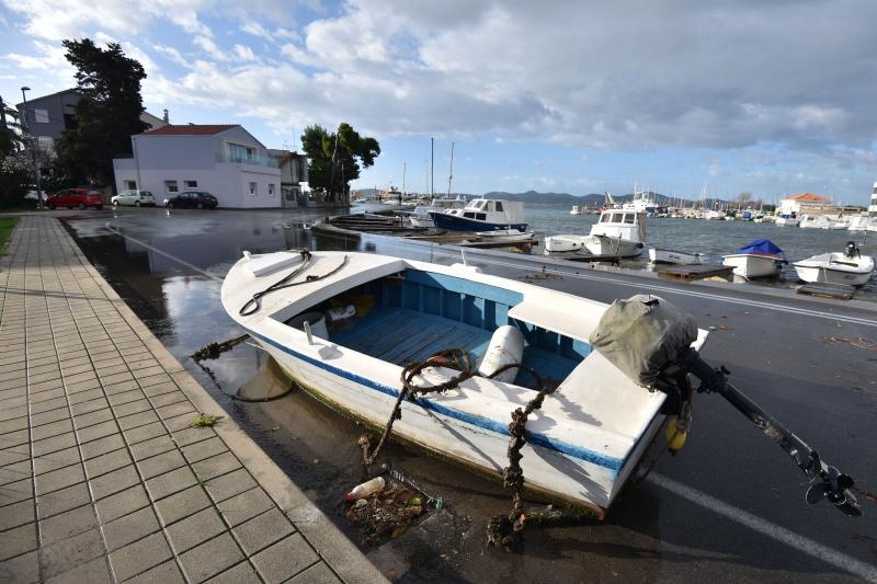 Orkanski Lebić bacao barke po cesti. Foto: Dino Stanin/PIXSELL