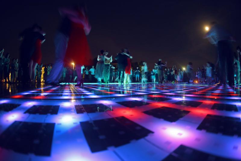 20.06.2013., Zadar – Pod gotovo punim mjesecom na instalaciji Pozdrav Suncu otvoren je 4. festival tanga.Photo: Filip Brala/PIXSELL 20.06.2013., Zadar – Pod gotovo punim mjesecom na instalaciji Pozdrav Suncu otvoren je 4. festival tanga.Photo: Filip Brala/PIXSELL