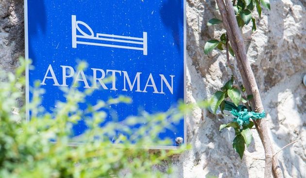 Ploča s natpisom “Apartmani”