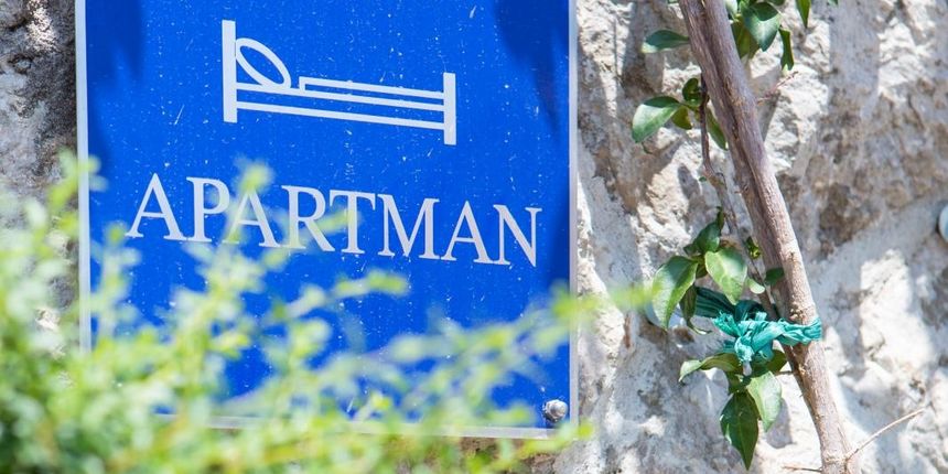 Ploča s natpisom “Apartmani”