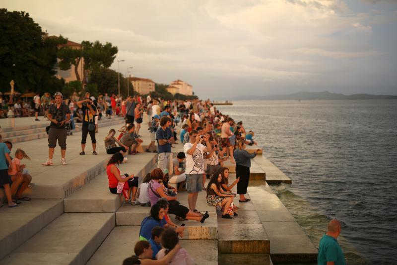 Zadrani i njihovi gosti jučer su mogli svjedociti nevjerojatnom zalasku sunca,
Photo: Filip Brala/PIXSELL Zadrani i njihovi gosti jučer su mogli svjedociti nevjerojatnom zalasku sunca,
Photo: Filip Brala/PIXSELL