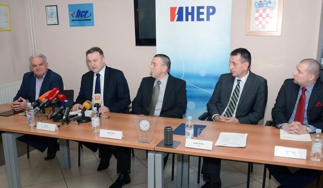 Ravnatelj Hrvatskog centra za razminiranje Drazen Jakopec na prigodnoj je svecanosti predstavniku HEP-a direktoru TE Sisak Matiji Horzicu urucio potvrdu o razminiranju Kotar sume kraj Petrinje