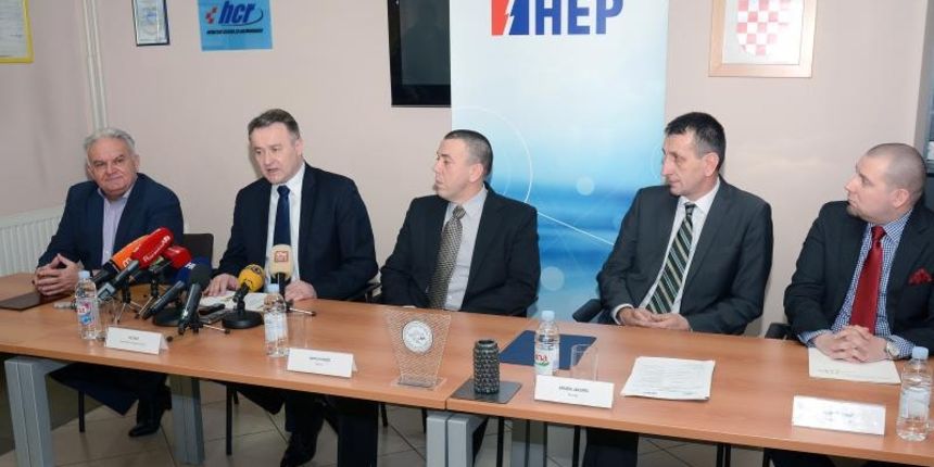 Ravnatelj Hrvatskog centra za razminiranje Drazen Jakopec na prigodnoj je svecanosti predstavniku HEP-a direktoru TE Sisak Matiji Horzicu urucio potvrdu o razminiranju Kotar sume kraj Petrinje Ravnatelj Hrvatskog centra za razminiranje Drazen Jakopec na prigodnoj je svecanosti predstavniku HEP-a direktoru TE Sisak Matiji Horzicu urucio potvrdu o razminiranju Kotar sume kraj Petrinje