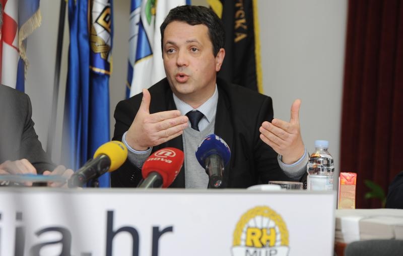 Zadar – Zadarska policija razbila veliki lanac krijumcarenja duhana. Zaplijenjeno je 2,5 tone duhana vrijednosti oko tri miljuna kuna. Photo: Hrvoje Jelavic/PIXSELL Zadar – Zadarska policija razbila veliki lanac krijumcarenja duhana. Zaplijenjeno je 2,5 tone duhana vrijednosti oko tri miljuna kuna. Photo: Hrvoje Jelavic/PIXSELL