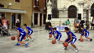 Narodni trg: Predstavljene košarakašice i košarkaši Zadra. foto: Mladen Malik