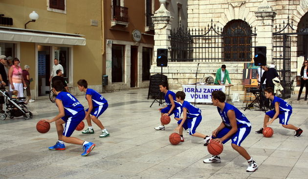 Narodni trg: Predstavljene košarakašice i košarkaši Zadra. foto: Mladen Malik