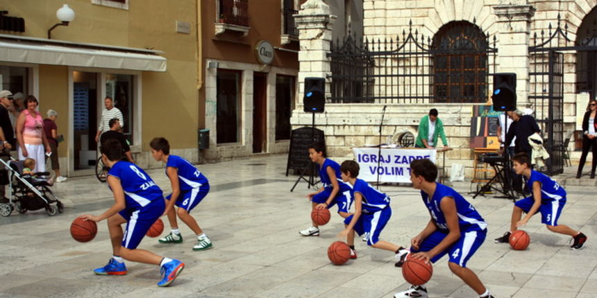 Narodni trg: Predstavljene košarakašice i košarkaši Zadra. foto: Mladen Malik Narodni trg: Predstavljene košarakašice i košarkaši Zadra. foto: Mladen Malik
