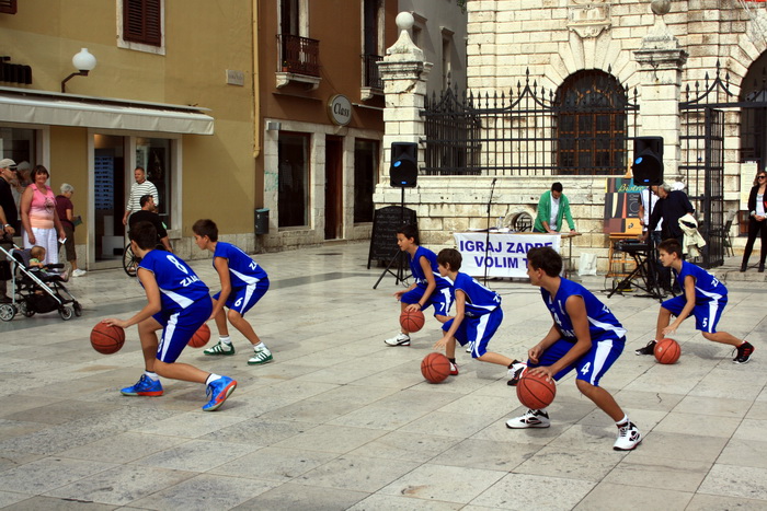 Narodni trg: Predstavljene košarakašice i košarkaši Zadra. foto: Mladen Malik