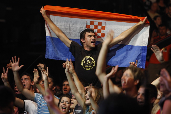 Split, 130610.
U Spaladium Areni odrzan je koncert na kojem je prikupljan novac koji ce biti iskoristen za pravnu pomoc hrvatskim generalima koji odgovaraju u Haagu i pred hrvatskim pravosudjem. Nastupali su Thompson, Oliver Dragojevic, KUD Cambi, Dalmati Split, 130610.
U Spaladium Areni odrzan je koncert na kojem je prikupljan novac koji ce biti iskoristen za pravnu pomoc hrvatskim generalima koji odgovaraju u Haagu i pred hrvatskim pravosudjem. Nastupali su Thompson, Oliver Dragojevic, KUD Cambi, Dalmati