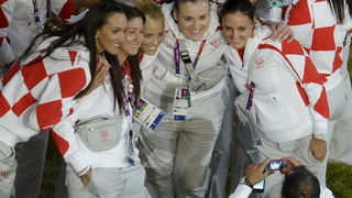 London, 270712.
Olimpijski stadion.
Svecano otvaranje Olimpijskih Igra u Londonu.
Na fotografiji: hrvatski sportasi u defileu, rukometni golman Venio Losert nosi zastavu.
Foto: Drago Sopta / CROPIX