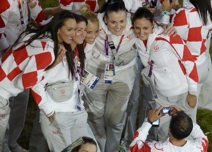 London, 270712.
Olimpijski stadion.
Svecano otvaranje Olimpijskih Igra u Londonu.
Na fotografiji: hrvatski sportasi u defileu, rukometni golman Venio Losert nosi zastavu.
Foto: Drago Sopta / CROPIX