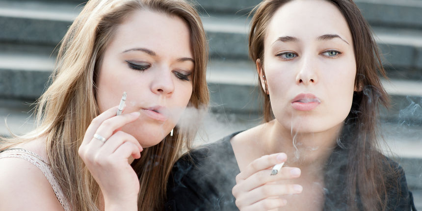 Djevojke pušenje Djevojke pušenje