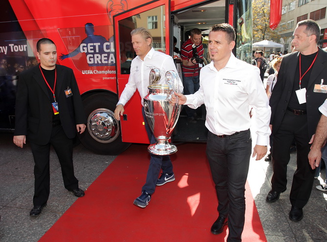 Tarik Filipović, Mila Horvat i Renata Sopek na predstavljanju trofeja Lige prvaka Tarik Filipović, Mila Horvat i Renata Sopek na predstavljanju trofeja Lige prvaka