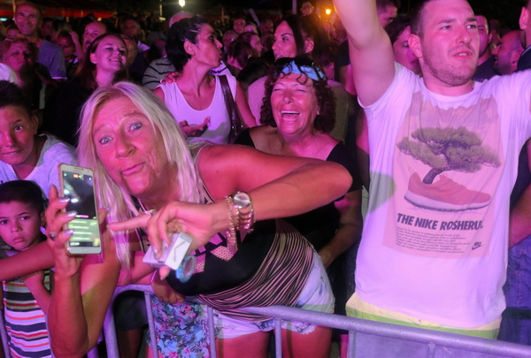 Virsko ljeto 2016: Tomislav Bralić i klapa Intrade oduševili 12 tisuća obožavatelja na virskoj rivi Virsko ljeto 2016: Tomislav Bralić i klapa Intrade oduševili 12 tisuća obožavatelja na virskoj rivi