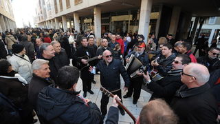 Zadar, 221212.
Predblagdansko subotnje jutro na zadarskom Poluotoku bilo je bogato raznim dogadjanjima. Na Kalelargi je Grad Zadar i udruga Svjetlo, u suradnji s brojnim zadarskim ugostiteljima organizirao bakalarijadu na kojoj se za 10kn mogao kupiti tan Zadar, 221212.
Predblagdansko subotnje jutro na zadarskom Poluotoku bilo je bogato raznim dogadjanjima. Na Kalelargi je Grad Zadar i udruga Svjetlo, u suradnji s brojnim zadarskim ugostiteljima organizirao bakalarijadu na kojoj se za 10kn mogao kupiti tan