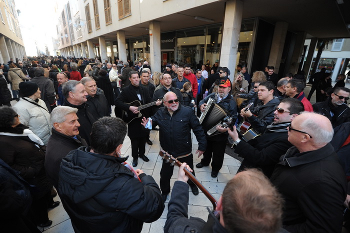Zadar, 221212.
Predblagdansko subotnje jutro na zadarskom Poluotoku bilo je bogato raznim dogadjanjima. Na Kalelargi je Grad Zadar i udruga Svjetlo, u suradnji s brojnim zadarskim ugostiteljima organizirao bakalarijadu na kojoj se za 10kn mogao kupiti tan Zadar, 221212.
Predblagdansko subotnje jutro na zadarskom Poluotoku bilo je bogato raznim dogadjanjima. Na Kalelargi je Grad Zadar i udruga Svjetlo, u suradnji s brojnim zadarskim ugostiteljima organizirao bakalarijadu na kojoj se za 10kn mogao kupiti tan