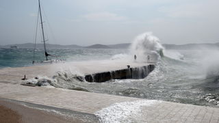 Zadar, 260812
Olujno nevrijeme sa jakim zapadnim vjetrom zahvatilo je u ranim popodnevnim satima zadarsko podrucje na radost brojnih turista i Zadrana koji su uzivali u prekrasnim prizorima, ali isto tako i na nesrecu mnogih nauticara kojima je ovakva olu