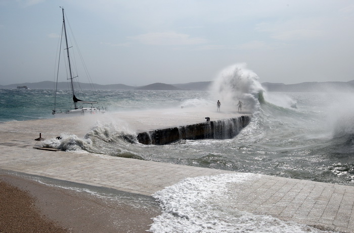 Zadar, 260812
Olujno nevrijeme sa jakim zapadnim vjetrom zahvatilo je u ranim popodnevnim satima zadarsko podrucje na radost brojnih turista i Zadrana koji su uzivali u prekrasnim prizorima, ali isto tako i na nesrecu mnogih nauticara kojima je ovakva olu