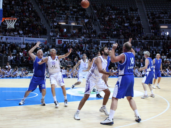 KK Zadar – Real Madrid, umirovljenje dresova 10 (Giuseppe Giergia) i 11 (Kresimir Cosic), Foto; Mladen Malik KK Zadar – Real Madrid, umirovljenje dresova 10 (Giuseppe Giergia) i 11 (Kresimir Cosic), Foto; Mladen Malik