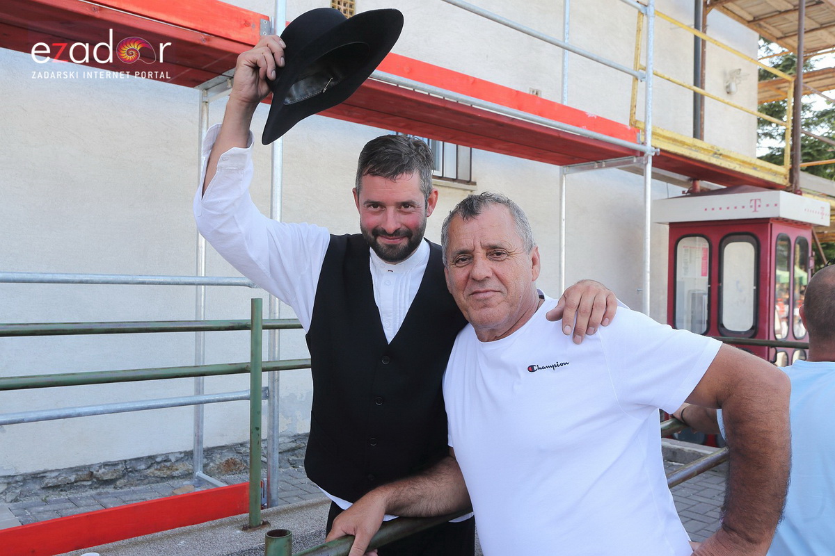 Bibinjci gradišćanskim Hrvatima darovali 1.82 metara visok kip sv. Roka Bibinjci gradišćanskim Hrvatima darovali 1.82 metara visok kip sv. Roka