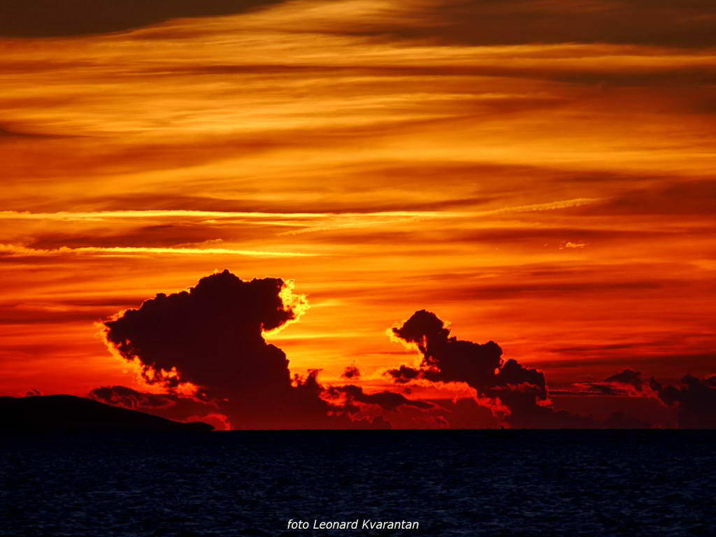 Punta Skala: Sunce tone u beskraj valova