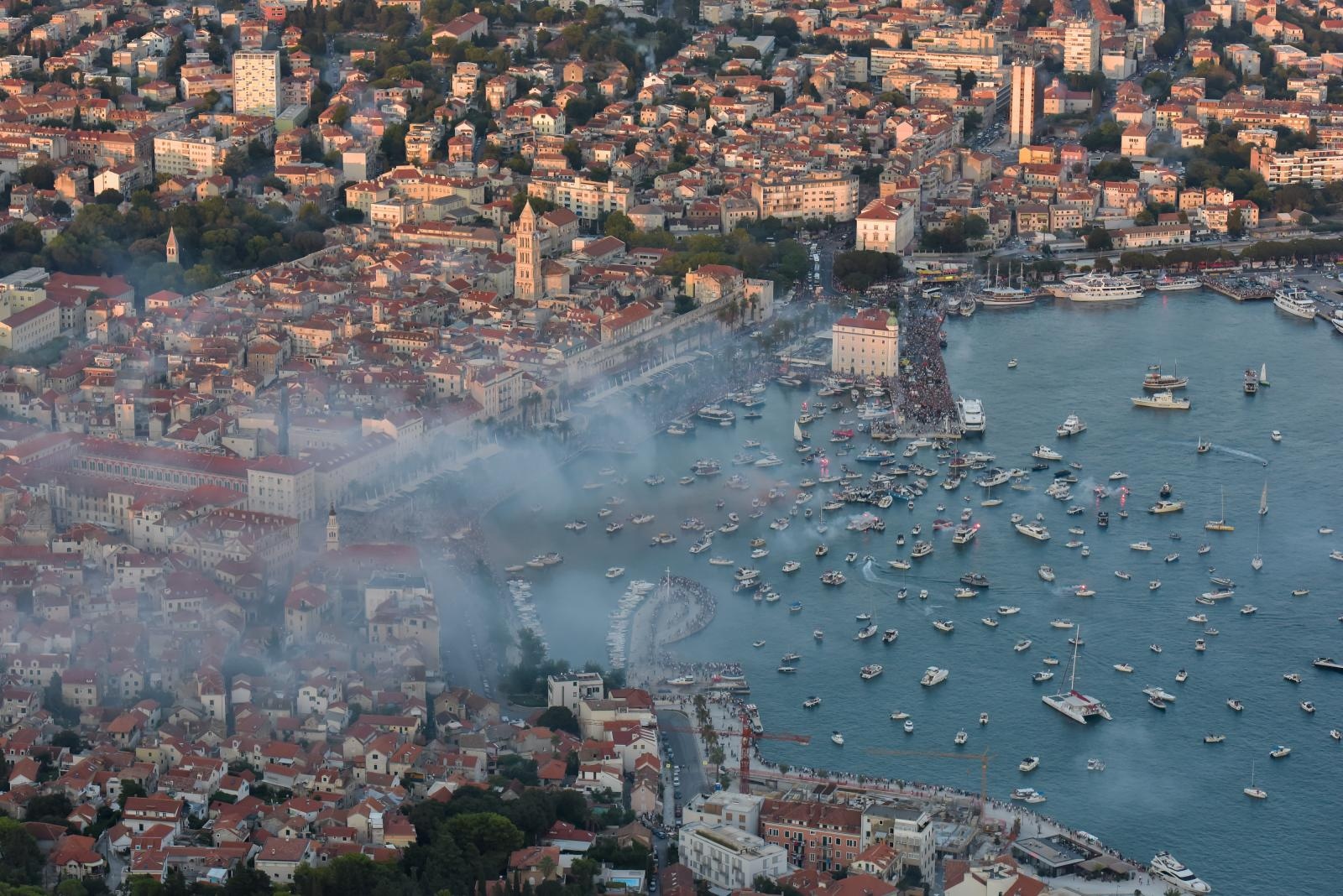 Splićani ispratili Olivera na posljednju plovidbu – fotografije iz zraka