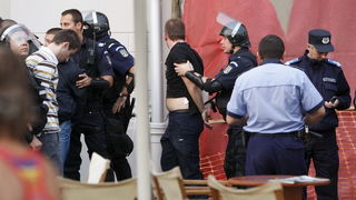 Temisvar, Rumunjska, 011009.
Na jednom od gradskih trgova doslo je do sukoba izmedju navijaca Dinama i rumunjskih navijaca pred utakmicu Temisvar – Dinamo. Policija je nerede vrlo brzo ugusila.
Foto: CROPIX Temisvar, Rumunjska, 011009.
Na jednom od gradskih trgova doslo je do sukoba izmedju navijaca Dinama i rumunjskih navijaca pred utakmicu Temisvar – Dinamo. Policija je nerede vrlo brzo ugusila.
Foto: CROPIX