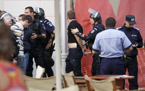 Temisvar, Rumunjska, 011009.
Na jednom od gradskih trgova doslo je do sukoba izmedju navijaca Dinama i rumunjskih navijaca pred utakmicu Temisvar – Dinamo. Policija je nerede vrlo brzo ugusila.
Foto: CROPIX Temisvar, Rumunjska, 011009.
Na jednom od gradskih trgova doslo je do sukoba izmedju navijaca Dinama i rumunjskih navijaca pred utakmicu Temisvar – Dinamo. Policija je nerede vrlo brzo ugusila.
Foto: CROPIX