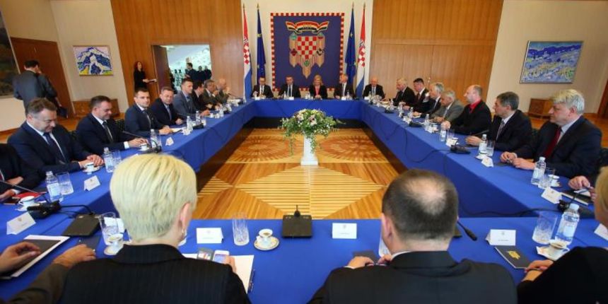 Predsjednica Republike Kolinda Grabar-Kitarovic odrzala je tematski sastanak Samoupravna uloga i razvojne mogucnosti hrvatskih zupanija na kojemu su sudjelovali zupani i gradonacelnik Grada Zagreba. Photo: Jurica Galoic/PIXSELL Predsjednica Republike Kolinda Grabar-Kitarovic odrzala je tematski sastanak Samoupravna uloga i razvojne mogucnosti hrvatskih zupanija na kojemu su sudjelovali zupani i gradonacelnik Grada Zagreba. Photo: Jurica Galoic/PIXSELL