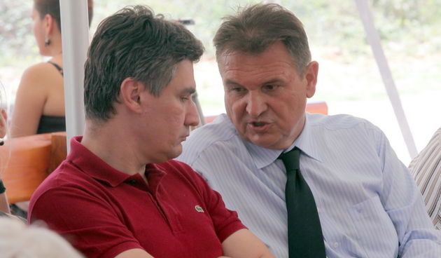 Zadar, 050811.
U Kastel Zegarskom na izletistu Mlinice na Zrmanji druzili su se clanovi aktivisti izborne jedinice sa celnicima Kastavske skupine – Zoranom Milanovicem, Radimirom Cacicem i Silvanom Hreljom.
Na slici: Milanovic i Cacic
Foto: Vladimir Ivano