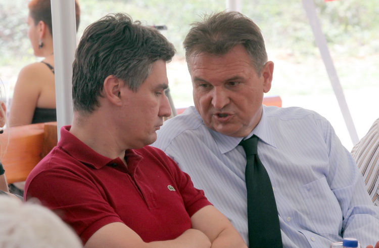 Zadar, 050811.
U Kastel Zegarskom na izletistu Mlinice na Zrmanji druzili su se clanovi aktivisti izborne jedinice sa celnicima Kastavske skupine – Zoranom Milanovicem, Radimirom Cacicem i Silvanom Hreljom.
Na slici: Milanovic i Cacic
Foto: Vladimir Ivano Zadar, 050811.
U Kastel Zegarskom na izletistu Mlinice na Zrmanji druzili su se clanovi aktivisti izborne jedinice sa celnicima Kastavske skupine – Zoranom Milanovicem, Radimirom Cacicem i Silvanom Hreljom.
Na slici: Milanovic i Cacic
Foto: Vladimir Ivano