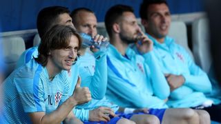 U dvoboju zadnjeg, 3. kola D skupine EURA u Bordeauxu igraju nogometaši Hrvatske i Španjolske (1-1).   Pred 40.000 gledatelja na stadionu Matmut Atlantic sudi Bjorn Kuipers.    Strijelci: 0-1 Morata (7), 1-1 Kalinić (45)