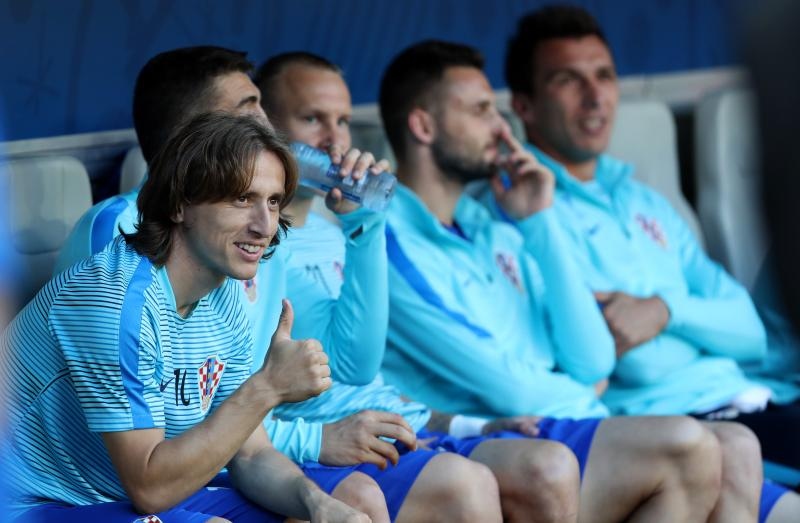 U dvoboju zadnjeg, 3. kola D skupine EURA u Bordeauxu igraju nogometaši Hrvatske i Španjolske (1-1).   Pred 40.000 gledatelja na stadionu Matmut Atlantic sudi Bjorn Kuipers.    Strijelci: 0-1 Morata (7), 1-1 Kalinić (45)