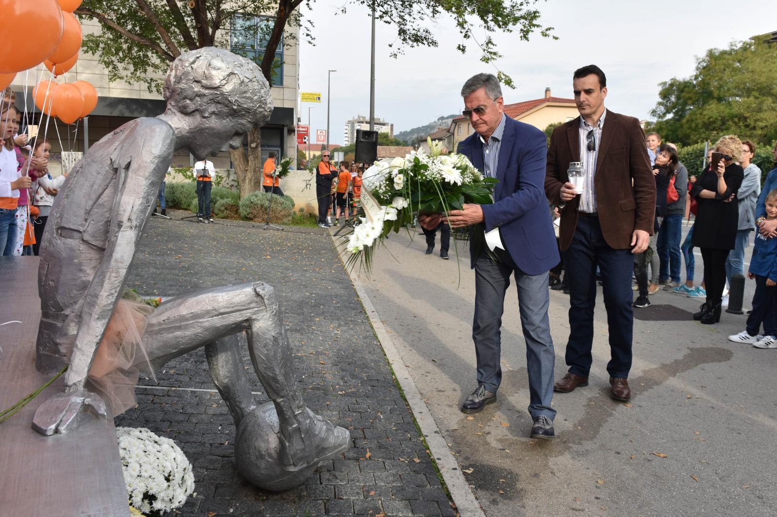 Šibenik: Puštanjem 53 balona obilježen rođendan Dražena Petrovića Šibenik: Puštanjem 53 balona obilježen rođendan Dražena Petrovića