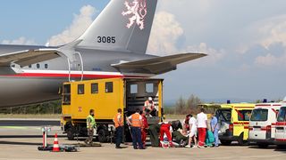 Dan poslije nesrece ceskih turista, Ozlijedjeni Cesi dovezeni su kombijma hitne pomoci iz gospicke bolnice te su ukrcani u avion. Foto: Jure Miskovic / CROPIX Dan poslije nesrece ceskih turista, Ozlijedjeni Cesi dovezeni su kombijma hitne pomoci iz gospicke bolnice te su ukrcani u avion. Foto: Jure Miskovic / CROPIX