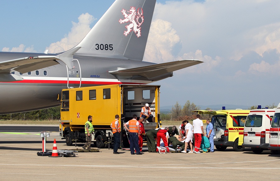Dan poslije nesrece ceskih turista, Ozlijedjeni Cesi dovezeni su kombijma hitne pomoci iz gospicke bolnice te su ukrcani u avion. Foto: Jure Miskovic / CROPIX Dan poslije nesrece ceskih turista, Ozlijedjeni Cesi dovezeni su kombijma hitne pomoci iz gospicke bolnice te su ukrcani u avion. Foto: Jure Miskovic / CROPIX