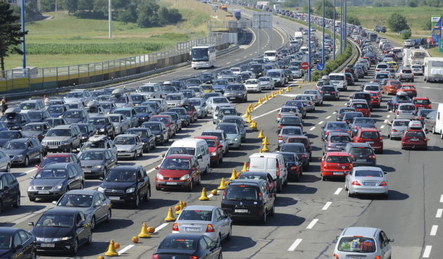 Zagreb, 100710.
Prometna guzva u Luckom na naplatnim kucicama pored Zagreba, zbog velikog broja turista.
Foto: Drago Sopta / CROPIX