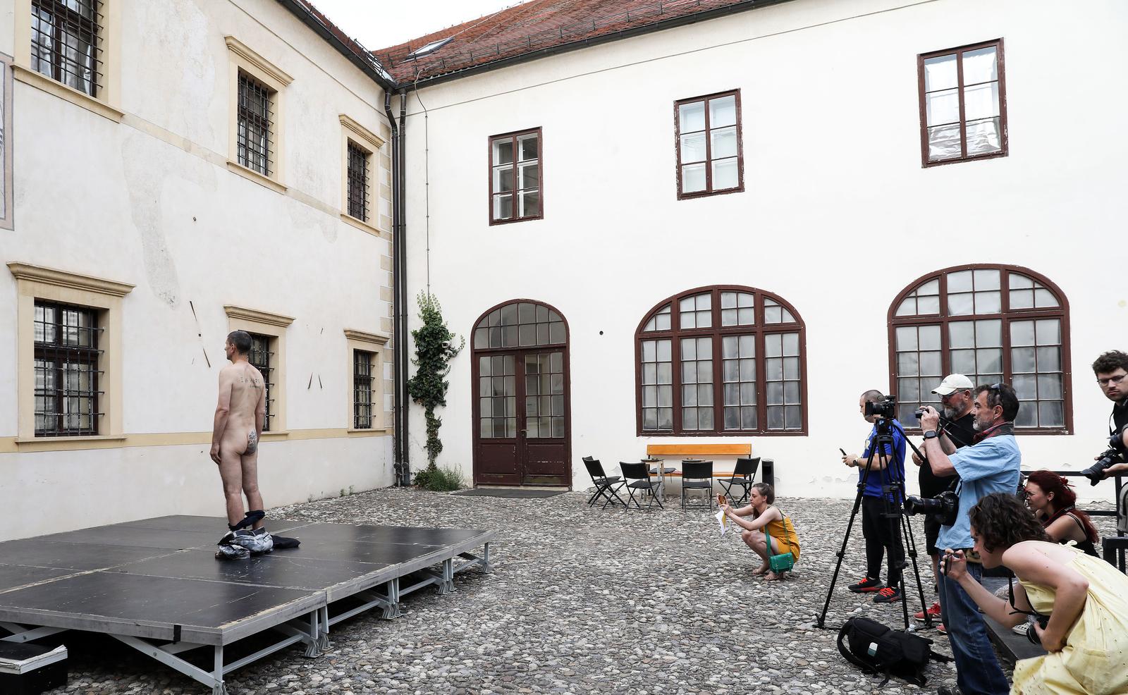 Siniša Labrović: Performans “Poštovani gospodine predsjedniče, možete me poljubiti u guzicu” Siniša Labrović: Performans “Poštovani gospodine predsjedniče, možete me poljubiti u guzicu”