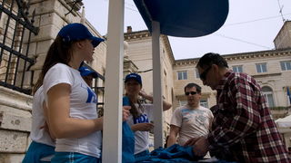 HDZ i SDP standovi na Narodnom trgu