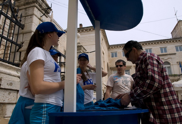 HDZ i SDP standovi na Narodnom trgu