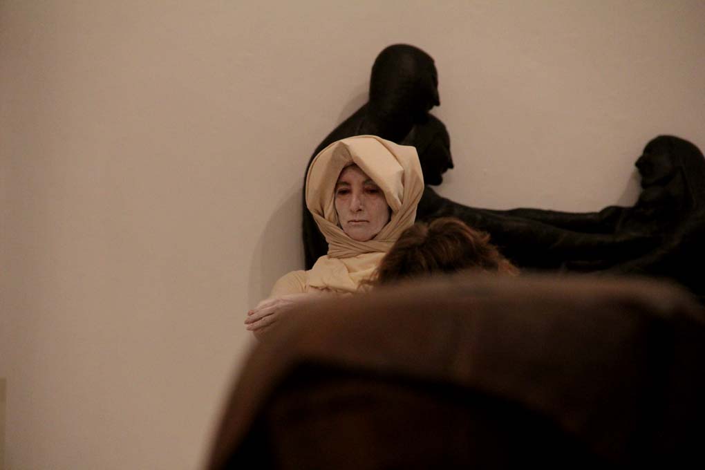 Glazbeno-plesni performans “Ona koja nosi”, foto: Iva Perinčić Glazbeno-plesni performans “Ona koja nosi”, foto: Iva Perinčić