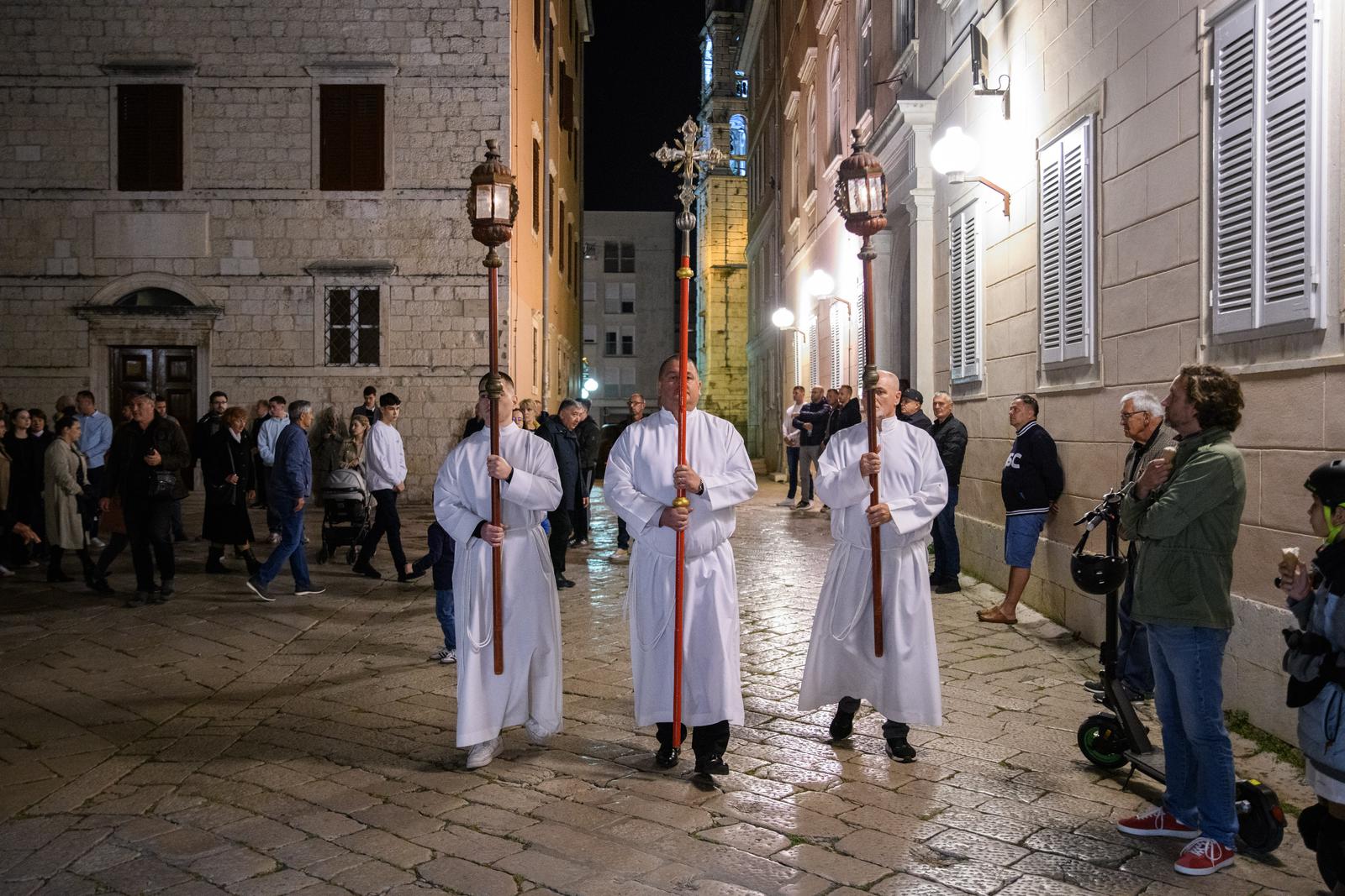 Nadbiskup Zgrablić predvodio Službu Muke Gospodnje u katedrali sv. Stošije Nadbiskup Zgrablić predvodio Službu Muke Gospodnje u katedrali sv. Stošije