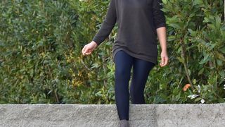 Merica Miškovic mora preskakati ogradni zid kako bi došla do svoje kuće