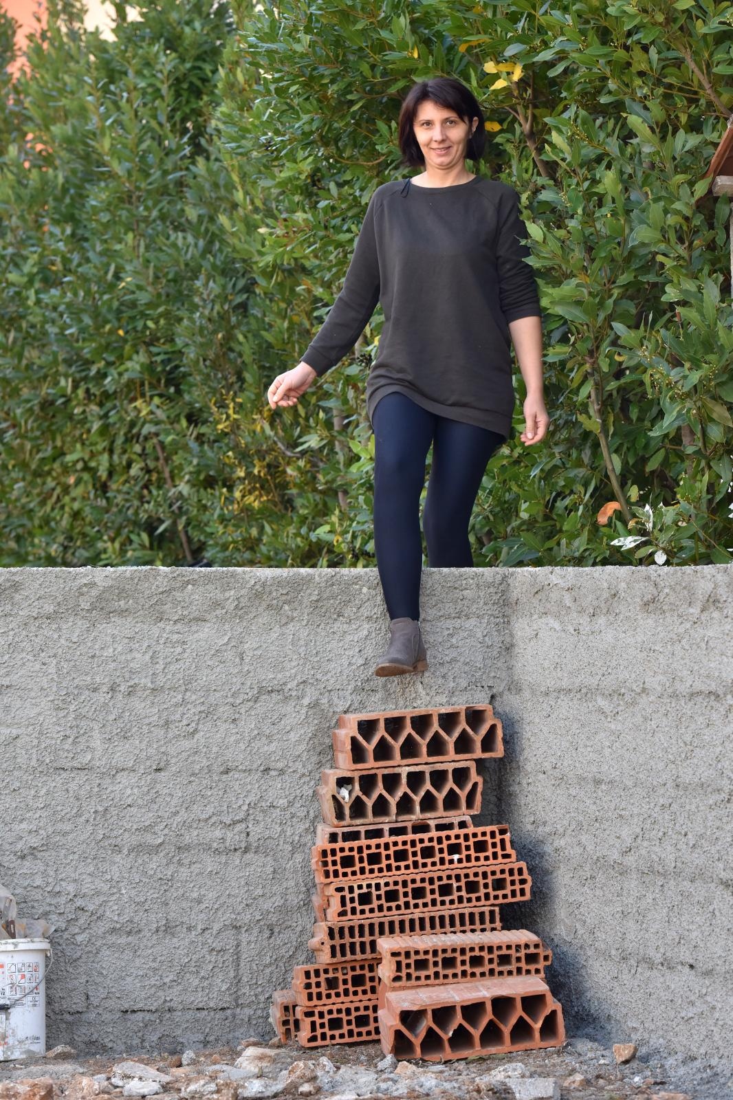 Merica Miškovic mora preskakati ogradni zid kako bi došla do svoje kuće