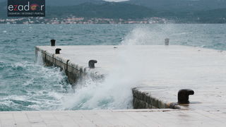 Đir po gradu, četvrtak 27. prosinca 2017. Olujno jugo, lome se valovi Đir po gradu, četvrtak 27. prosinca 2017. Olujno jugo, lome se valovi