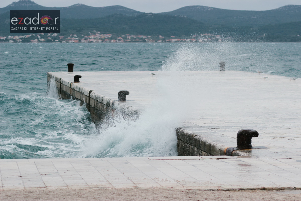 Đir po gradu, četvrtak 27. prosinca 2017. Olujno jugo, lome se valovi Đir po gradu, četvrtak 27. prosinca 2017. Olujno jugo, lome se valovi