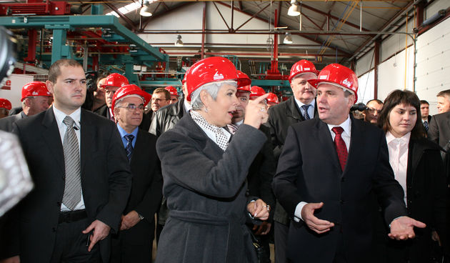 Predsjednica Vlade Jadranka Kosor u vinkovackom Dilju otvarila 162 milijuna kuna vrijedan pogon za izradu crijepa velikog formata, jednu od najvecih investicija u Hrvatskoj ove godine. Na fotografiji predsjednica Vlade Jadranka Kosor i predsjednik uprave