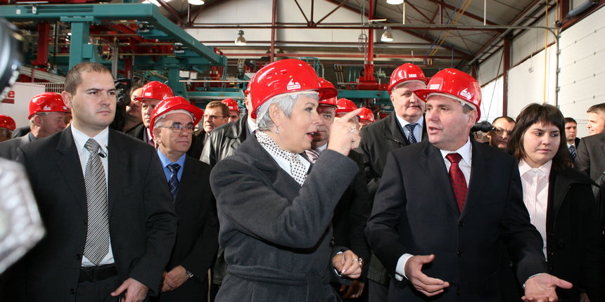 Predsjednica Vlade Jadranka Kosor u vinkovackom Dilju otvarila 162 milijuna kuna vrijedan pogon za izradu crijepa velikog formata, jednu od najvecih investicija u Hrvatskoj ove godine. Na fotografiji predsjednica Vlade Jadranka Kosor i predsjednik uprave Predsjednica Vlade Jadranka Kosor u vinkovackom Dilju otvarila 162 milijuna kuna vrijedan pogon za izradu crijepa velikog formata, jednu od najvecih investicija u Hrvatskoj ove godine. Na fotografiji predsjednica Vlade Jadranka Kosor i predsjednik uprave