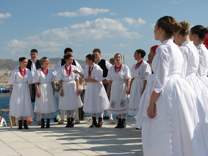 Crna ovca u Baški na otoku Krku Crna ovca u Baški na otoku Krku